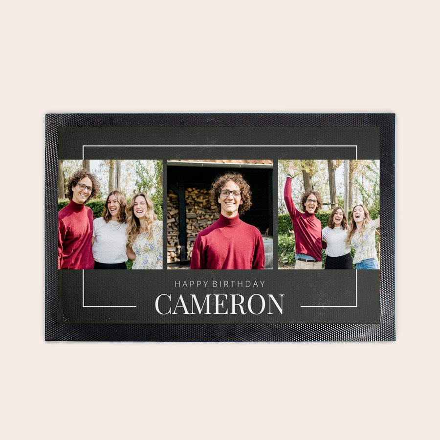 Bar matte Svart barmatte med tre personaliserte bilder og teksten HAPPY BIRTHDAY CAMERON trykt på.