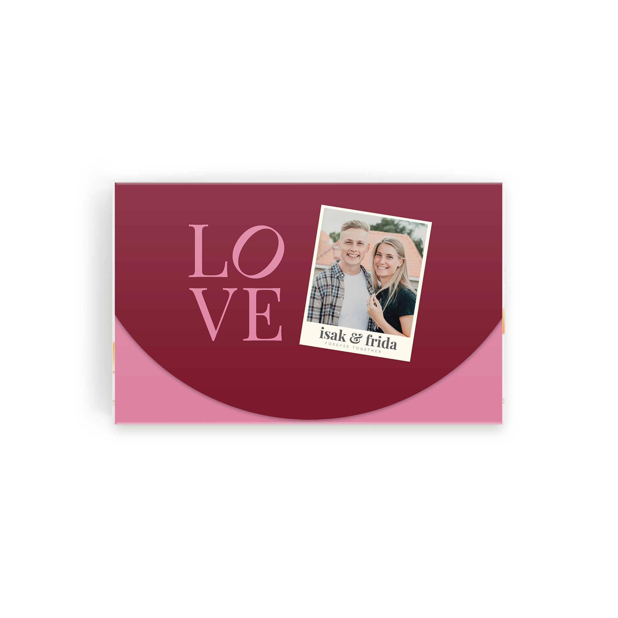 Personlig sjokoladeeske med klassiske praliner. Lokket er trykt med teksten "LOVE" og et bilde av Isak og Frida.
