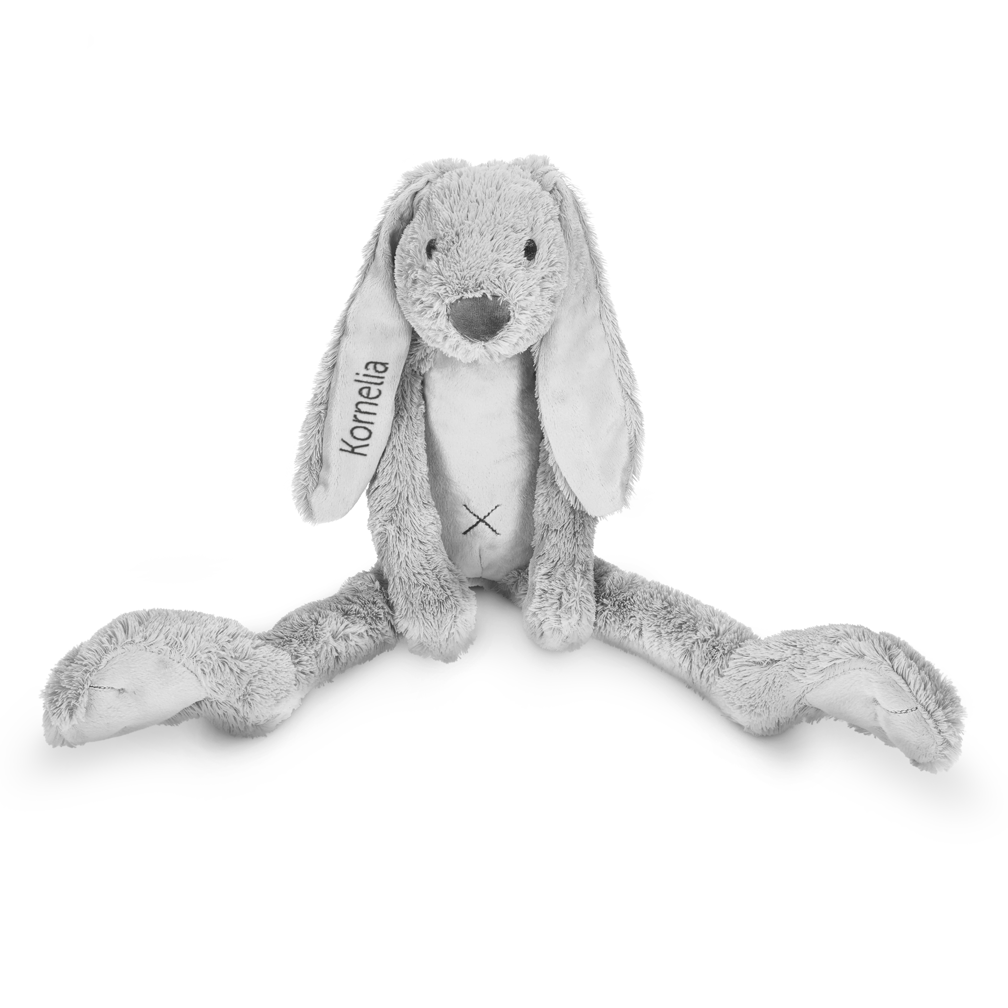 En blød grå kanin bamse med navnet Kornelia broderet på venstre øre, perfekt som bamse med navn til de allermindste