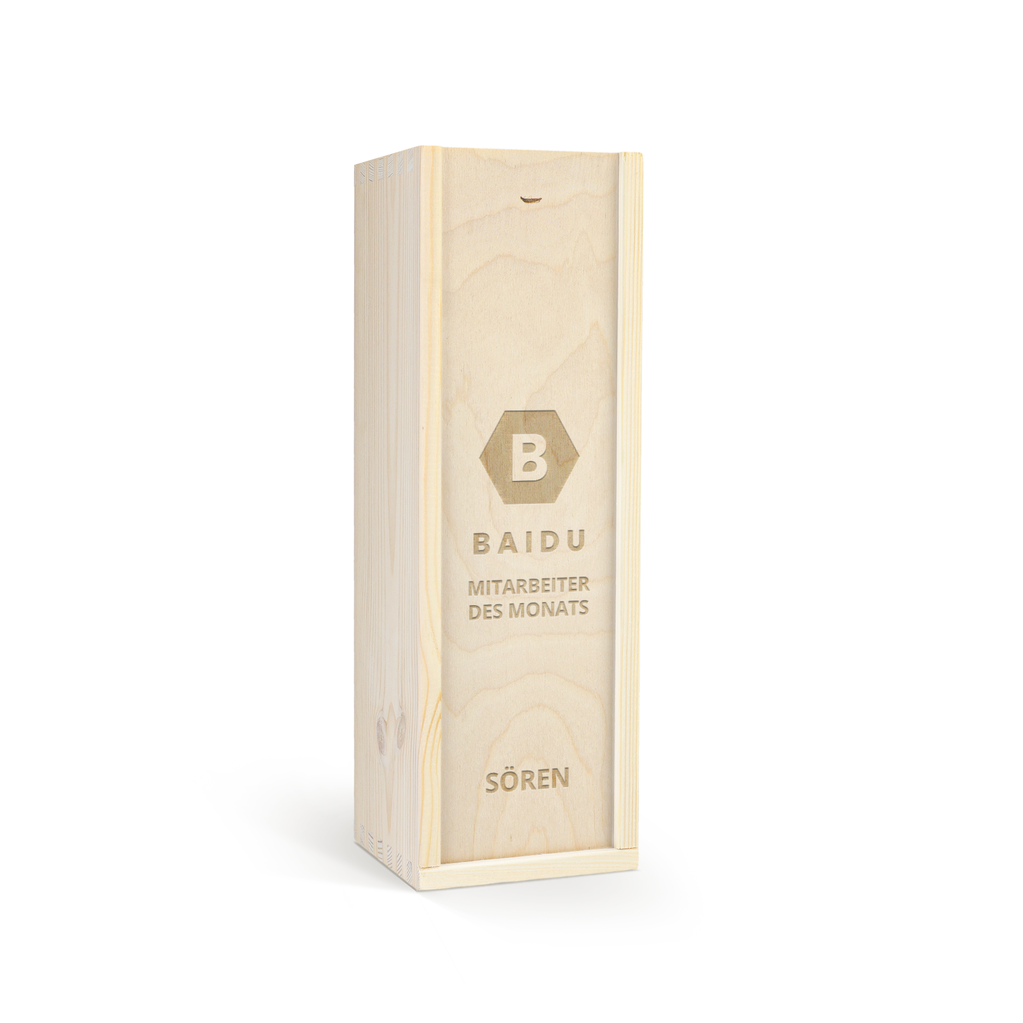 Eine Flasche Maison de la Surprise Merlot in einer personalisierten Weinkiste mit Gravur "BAIDU MITARBEITER DES MONATS SÖREN"