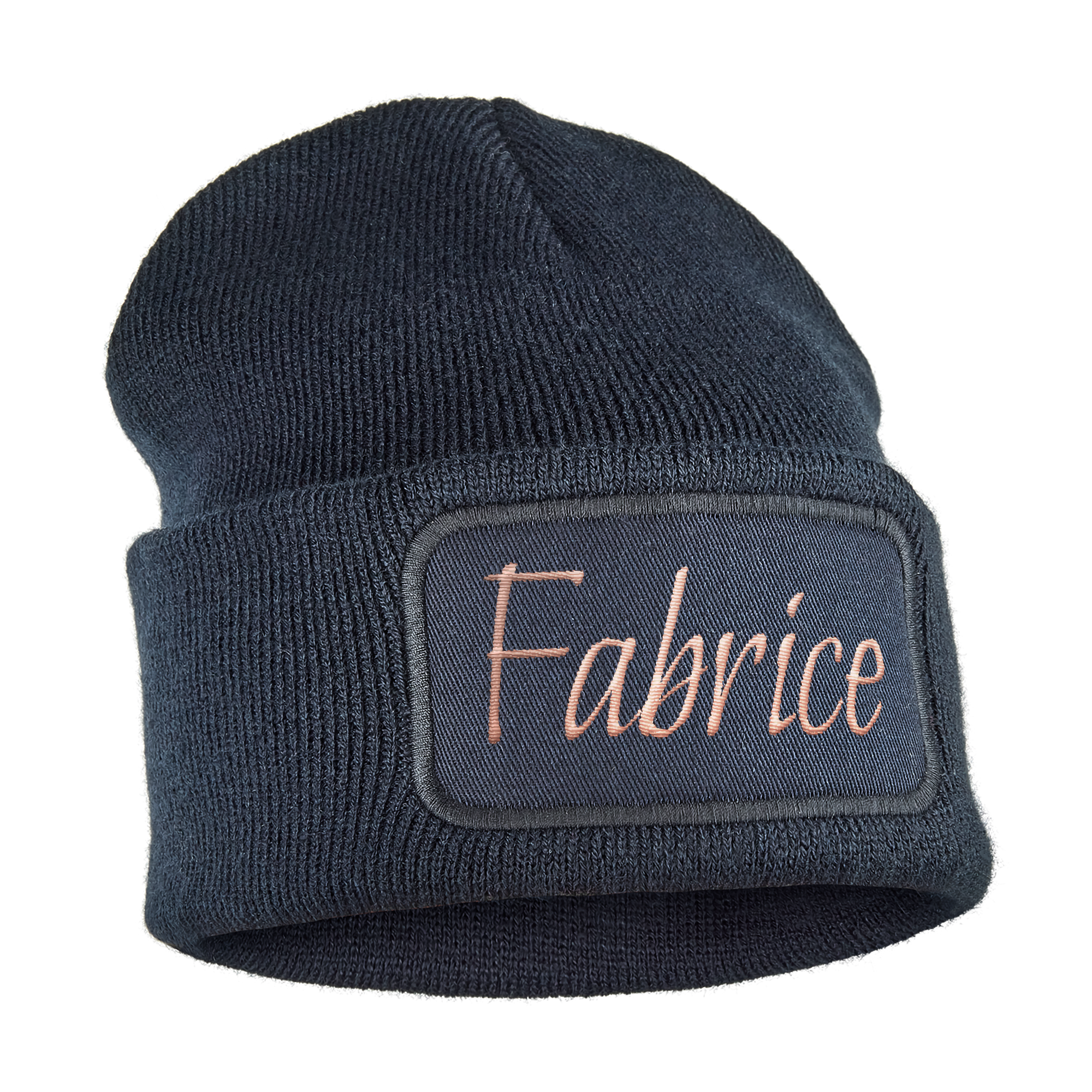 Bonnet bleu marine brodé avec le texte personnalisé Fabrice en fil rose clair. Restez bien au chaud avec ce bonnet brodé.