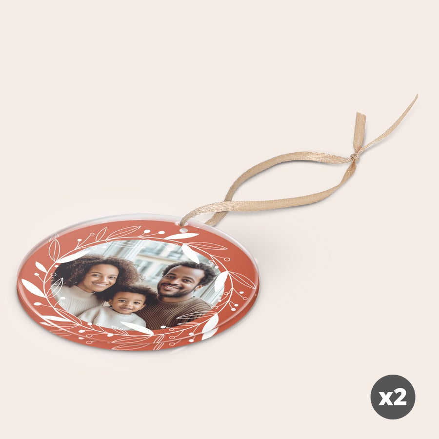 Ornamente de Crăciun personalizate din plexiglas Ornament rotund de Crăciun din plexiglas, imprimat cu o poză de familie, încadrat de un design floral alb, cu panglică aurie pentru agățat.