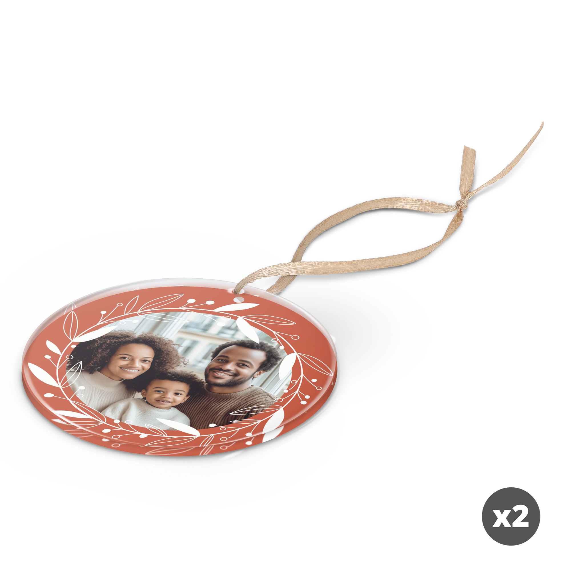 Zwei personalisierte Weihnachtsornamente aus Plexiglas, bedruckt mit einem Familienfoto, gerahmt von weissen Zweigen.