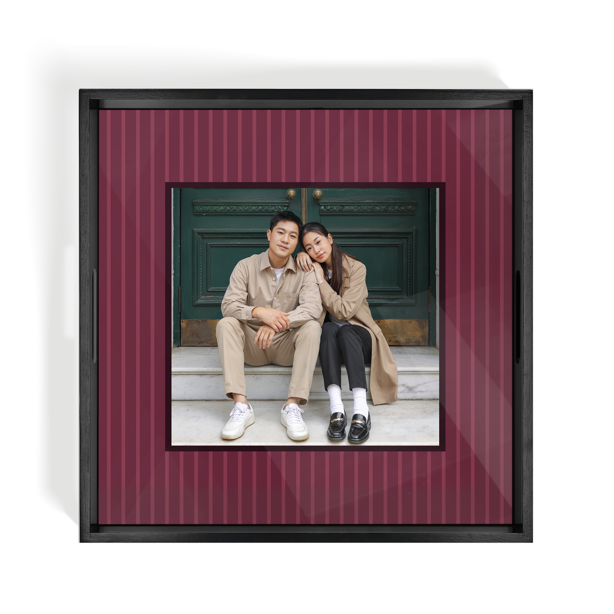 Fototablett - Quadrat - Schwarz - 40.5 x 40.5 cm, bedruckt mit einem persönlichen Foto von einem Paar vor einer grünen Tür.