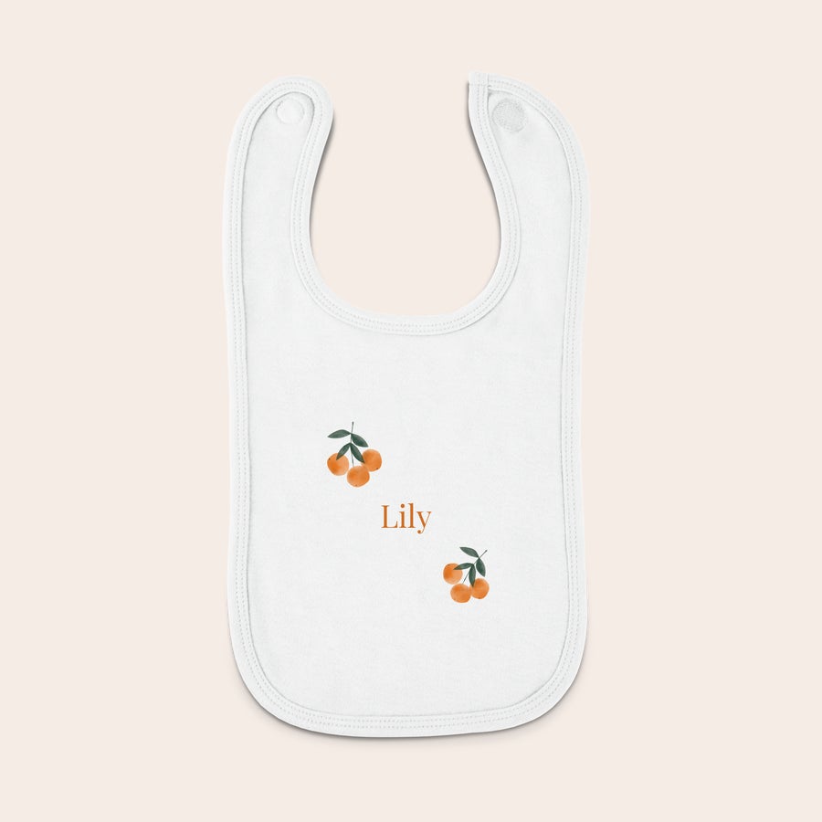 Haklapp Vit personlig babyhaklapp med tryckt apelsinmotiv och namnet Lily, en perfekt present för baby