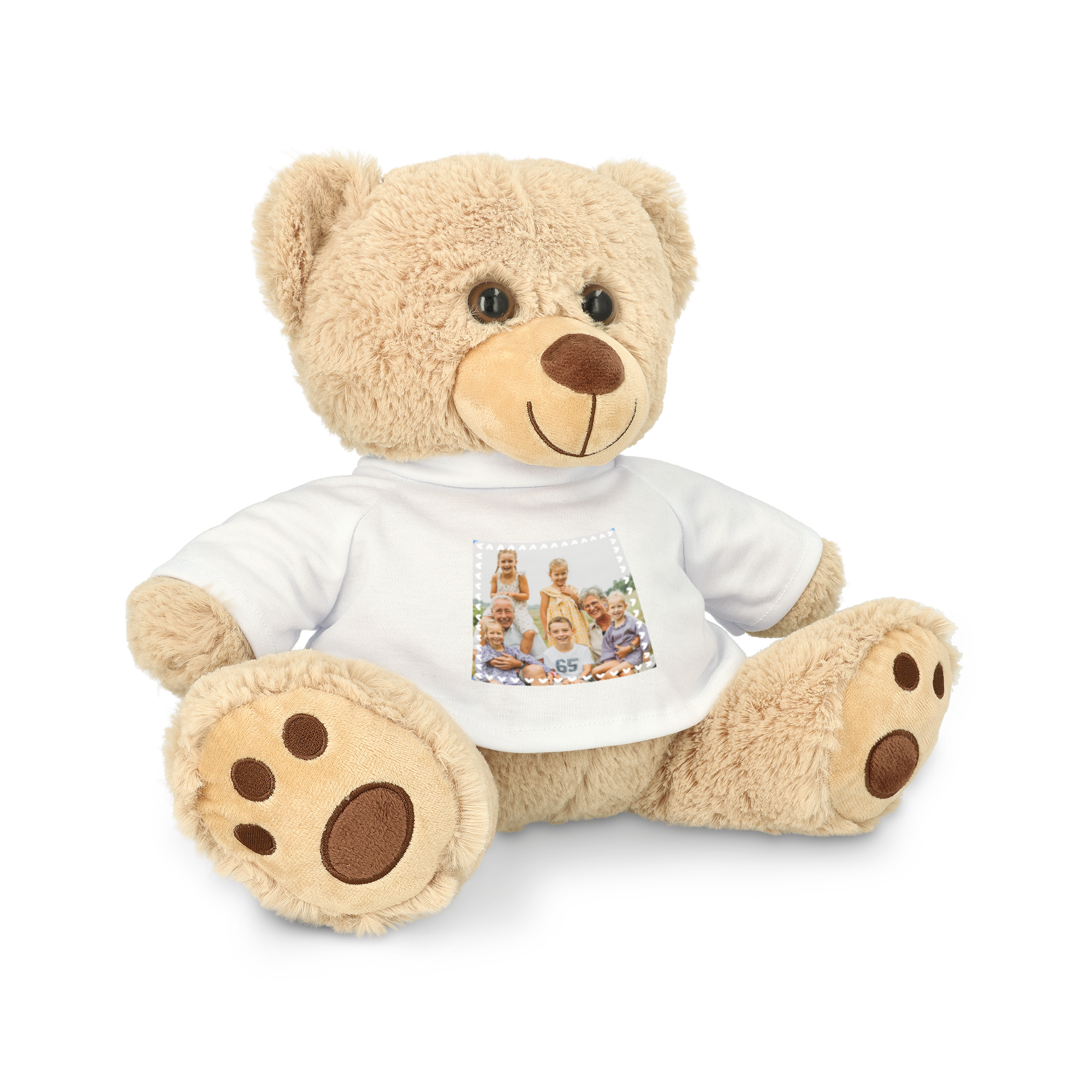 Brauner Kuschelbär mit weißem personalisierten T-Shirt, bedruckt mit einem Familienfoto, das fünf Kinder und zwei Erwachsene zeigt.