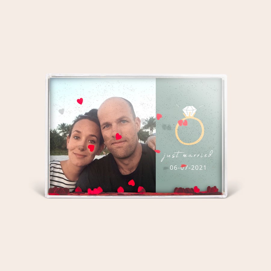 Obdĺžniková snehová guľa s fotkou Personalizovaná obdĺžniková snehová guľa s fotkou páru, červenými srdiečkami a nápisom just married 06-07-2021. Prekvap svojich blízkych osobnou obdĺžnikovou snehovou guľou so srdiečkami!