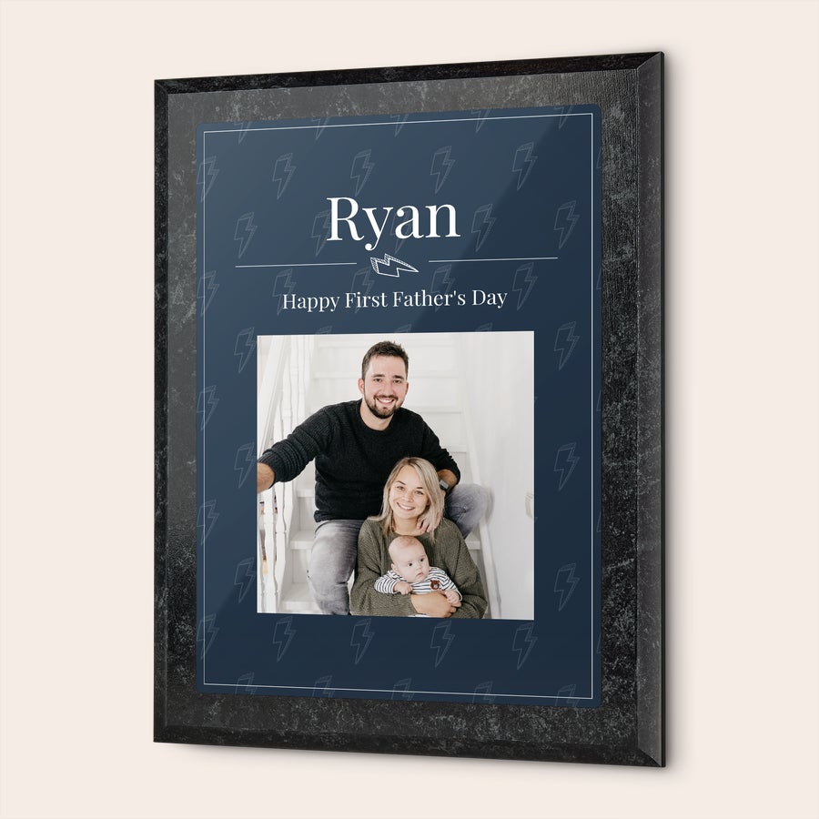 Certificado de melhor pai do mundo Certificado de pai em moldura preta com foto impressa, "Ryan" e "Happy First Father's Day". O certificado ideal para o pai mais fixe do mundo!