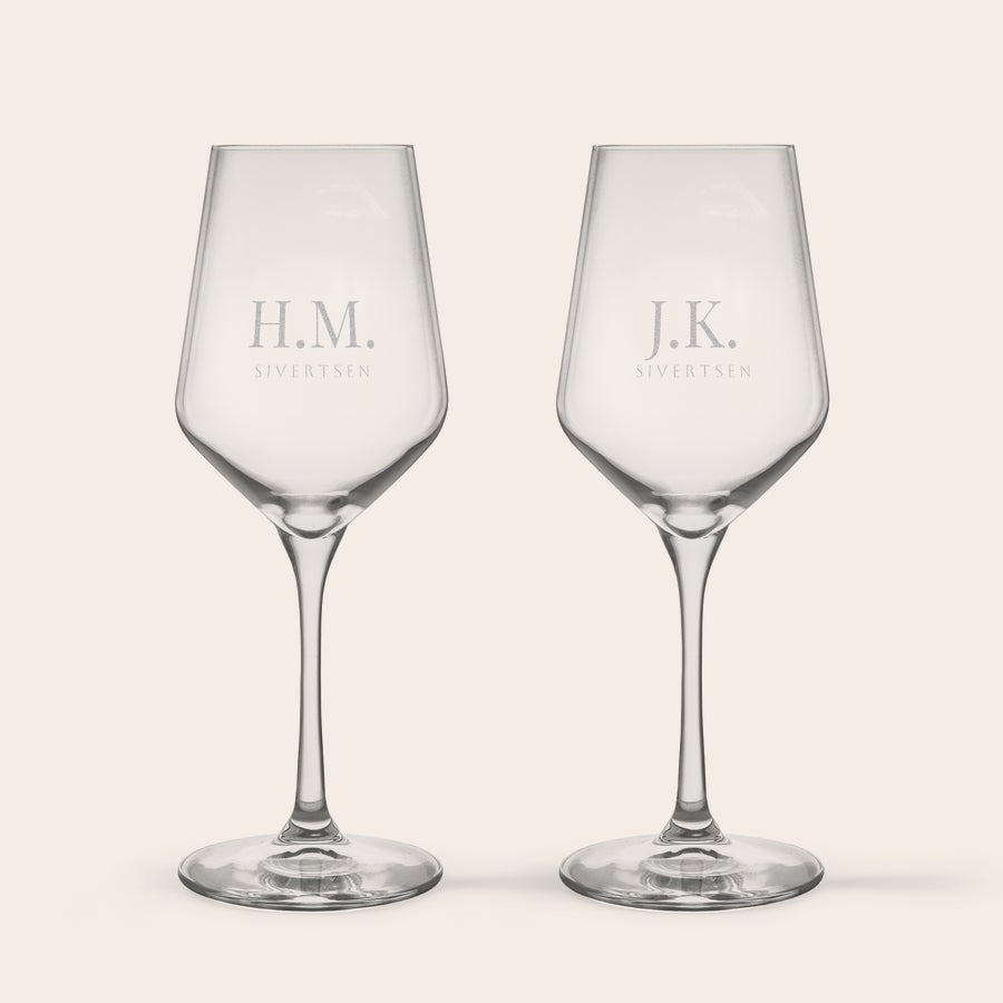 Hvitvinsglass To krystallhvitvinsglass med graverte initialer H.M. og J.K., samt etternavnet Sivertsen, som taler til hjertet ditt.