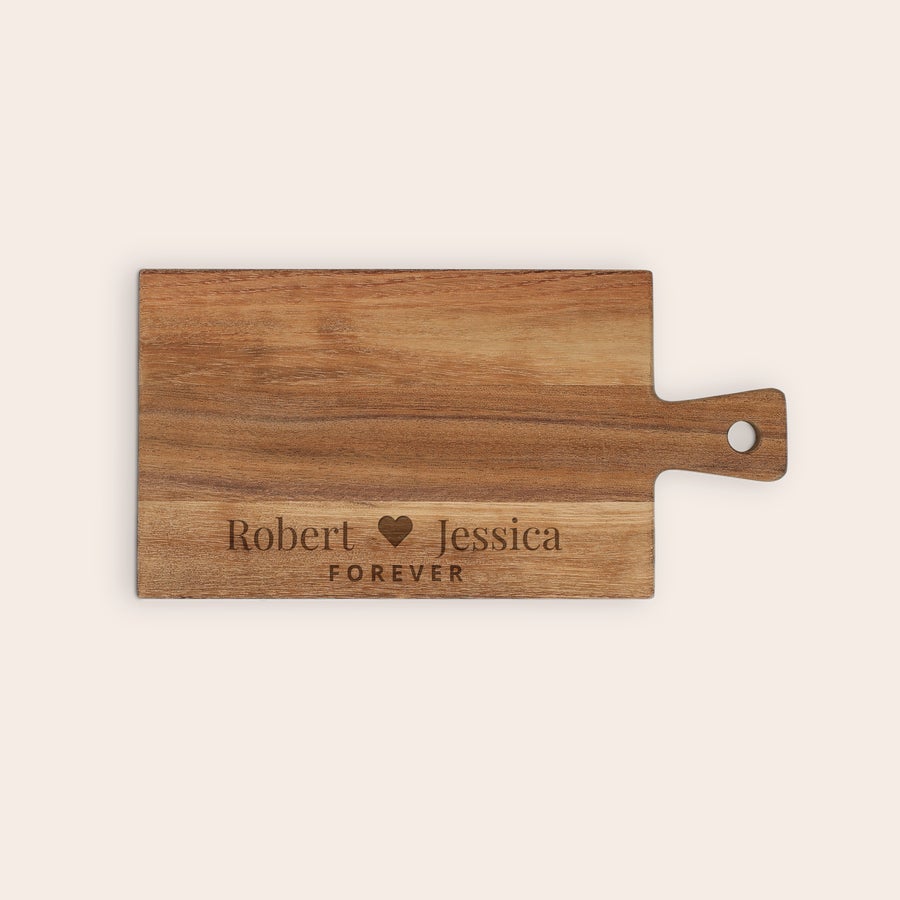 Snijplank graveren Houten serveerplank, gepersonaliseerd en gegraveerd met Robert, Jessica en Forever.