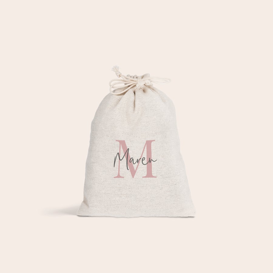 Geschenkbeutel Personalisierten Geschenkbeutel in Naturfarbe, bedruckt mit dem Namen Maren über einem großen rosa M
