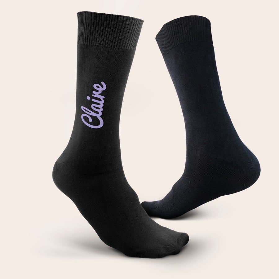 Chaussettes personnalisées prénom Paire de chaussettes noires personnalisées avec le prénom Claire imprimé en violet
