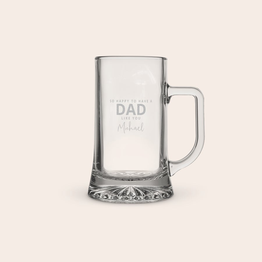 Grawerowane kufle z uchwytem Szklany kufel z grawerowanym imieniem Michael i napisem "So happy to have a Dad like you"