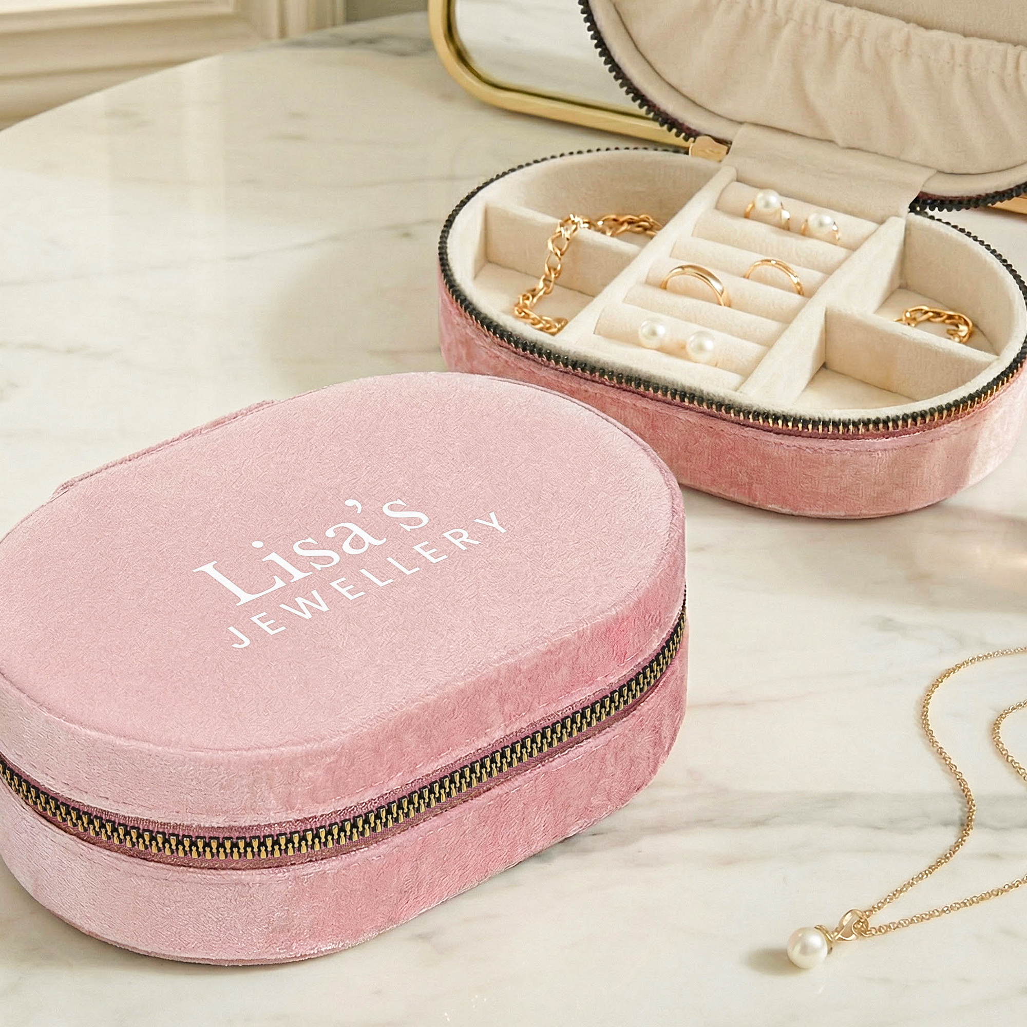 Personligt smyckeskrin - Oval - Rosa i sammet, med "Lisa's Jewellery" tryckt i vitt, perfekt för presenter.