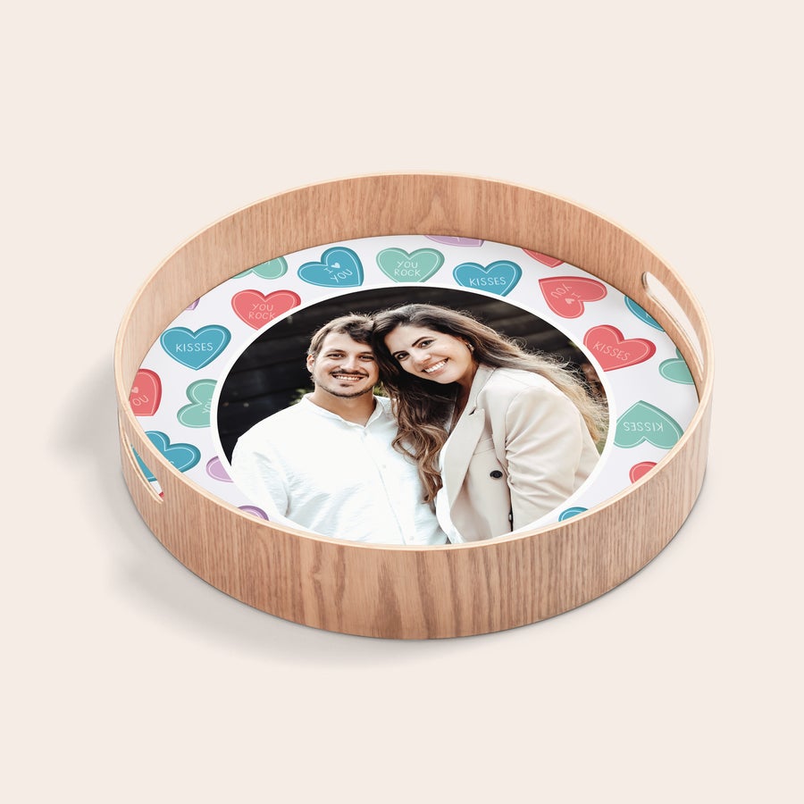 Rundes Holztablett mit Foto Rundes Holztablett mit Foto eines lächelnden Paares und bunten Herzchen, mit "Mit diesem runden Tablett mit deinem eigenen Design servierst du das beste Frühstück!" bedruckt