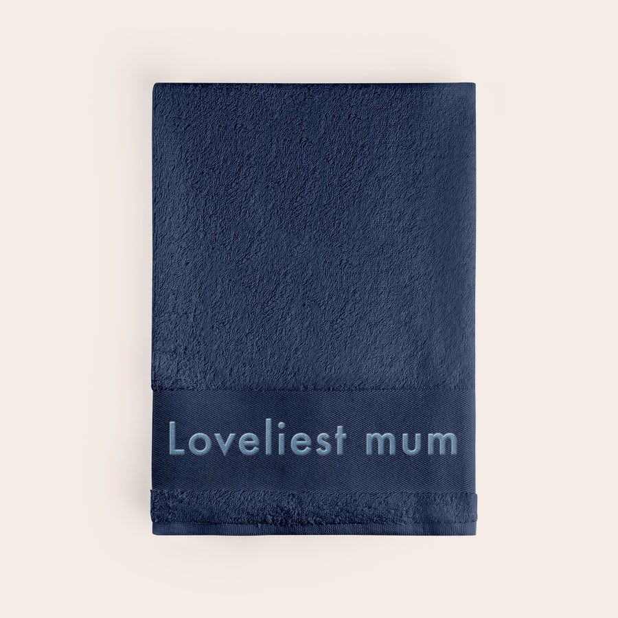 Kylpypyyhe tekstiä Personoitu tummansininen kylpypyyhe tekstillä "Loveliest mum" brodeerattuna vaaleansinisellä langalla