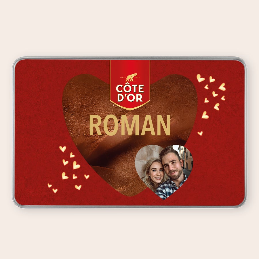 Mini Bouchée Côte d’Or - Personalisierte Geschenkdose Personalisierte Geschenkdose - Rechteckig - Mini Bouchée, bedruckt mit Namen Roman und persönlichem Foto vor rotem Herz-Hintergrund.