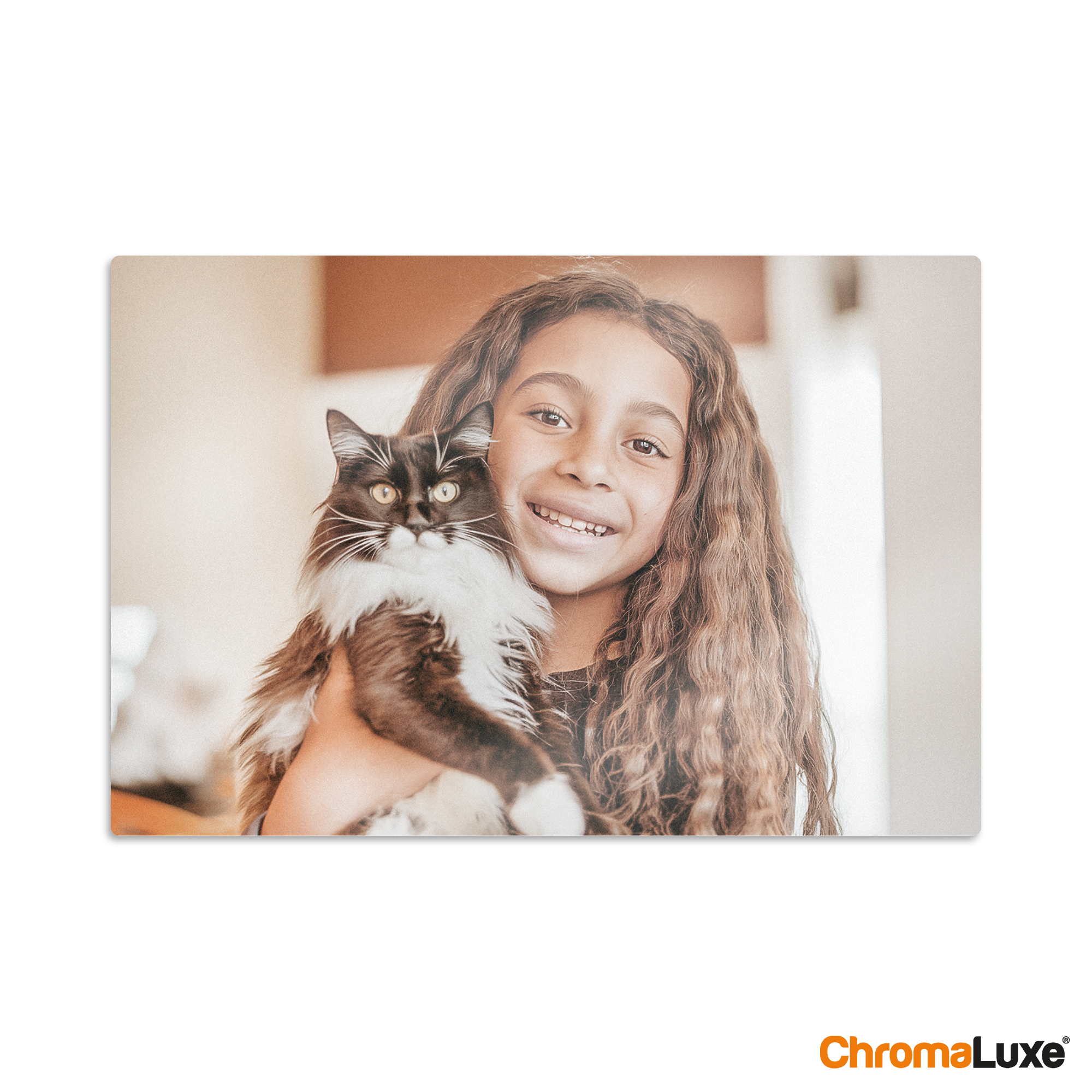 ChromaLuxe fotopanel med en bild av en flicka som håller en svartvit katt tryckt på aluminium