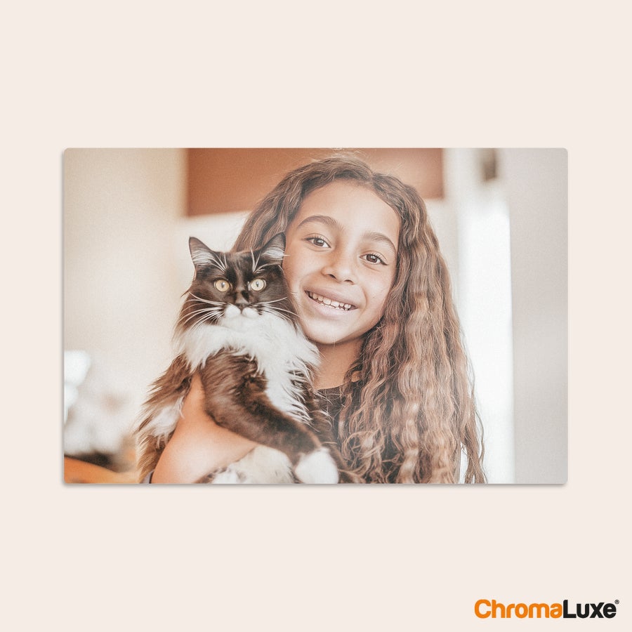 Aluminium fotopanel ChromaLuxe fotopanel med en bild av en flicka som håller en svartvit katt tryckt på aluminium