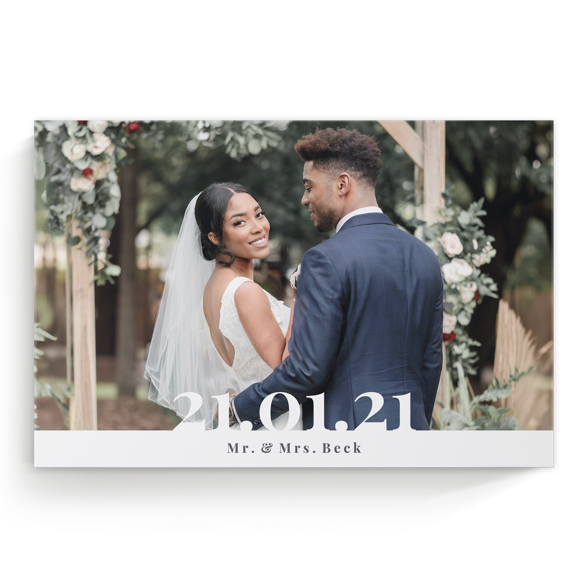 Fotoleinwand mit Brautpaar, bedruckt mit dem Hochzeitsdatum 21.01.21 und dem Namen Mr. & Mrs. Beck.