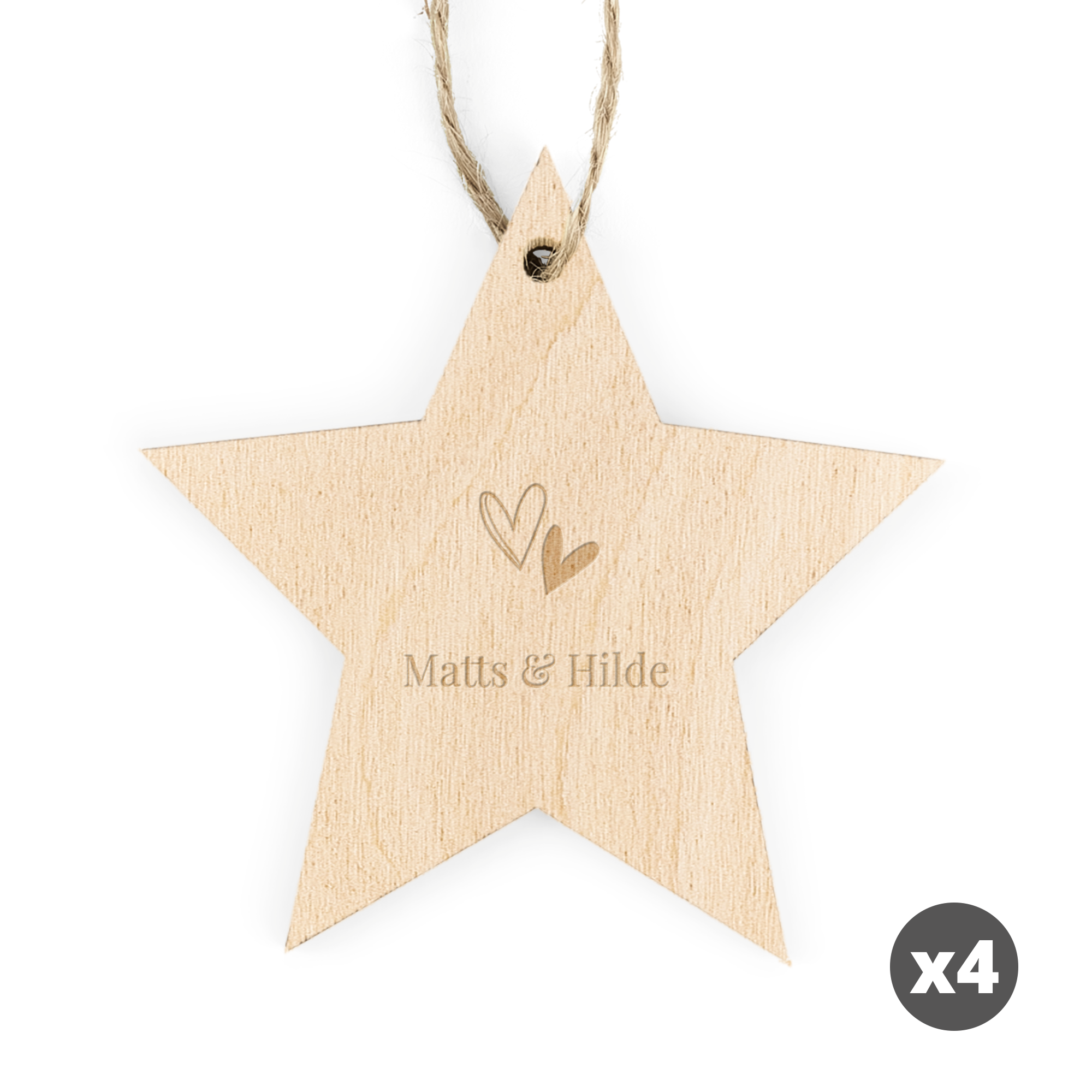 Julestjerne i tre inngravert med to hjerter og navnene Matts & Hilde.