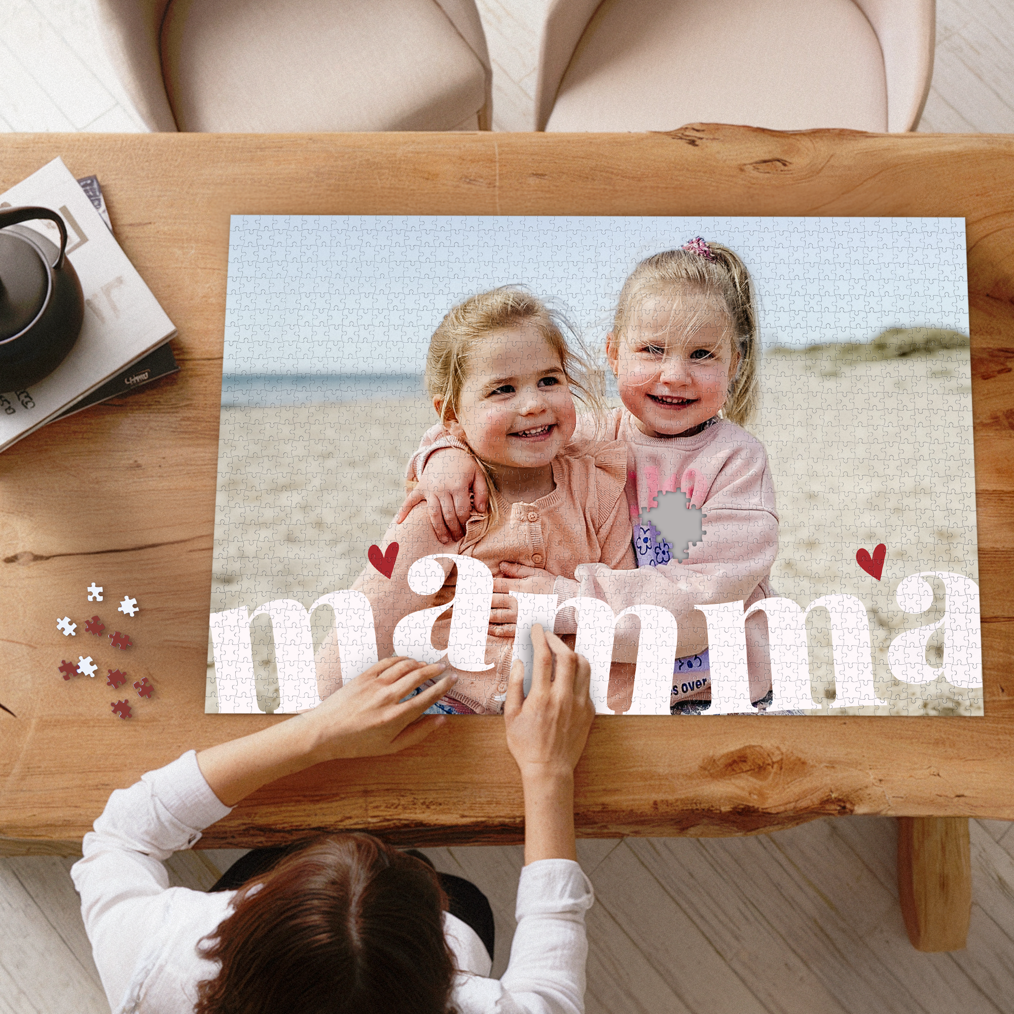 Personligt pussel med foto på två leende barn på stranden och ordet "Mamma" tryckt över bilden.