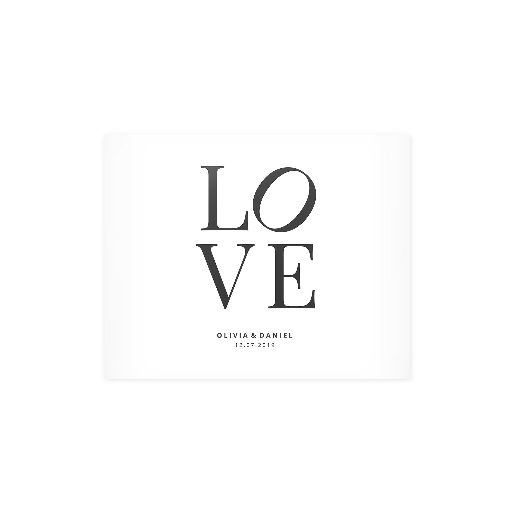 Poster personalizat alb-negru imprimat cu textul LOVE, numele Olivia & Daniel și data 12.07.2019, pentru a înregistra momentele preferate.