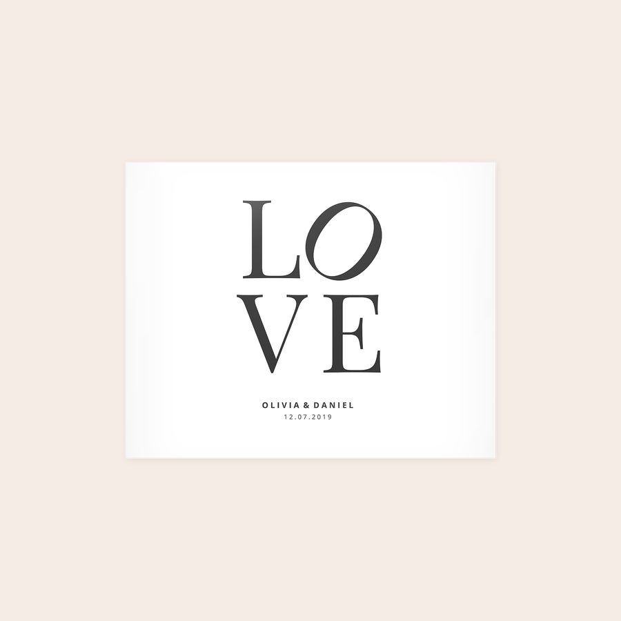 Juliste valokuvalla Mustavalkoinen valokuvajuliste LOVE-tekstillä sekä nimillä Olivia & Daniel ja päivämäärällä 12.07.2019. Ikuista suosikkihetkesi tähän upeaan valokuvajulisteeseen.