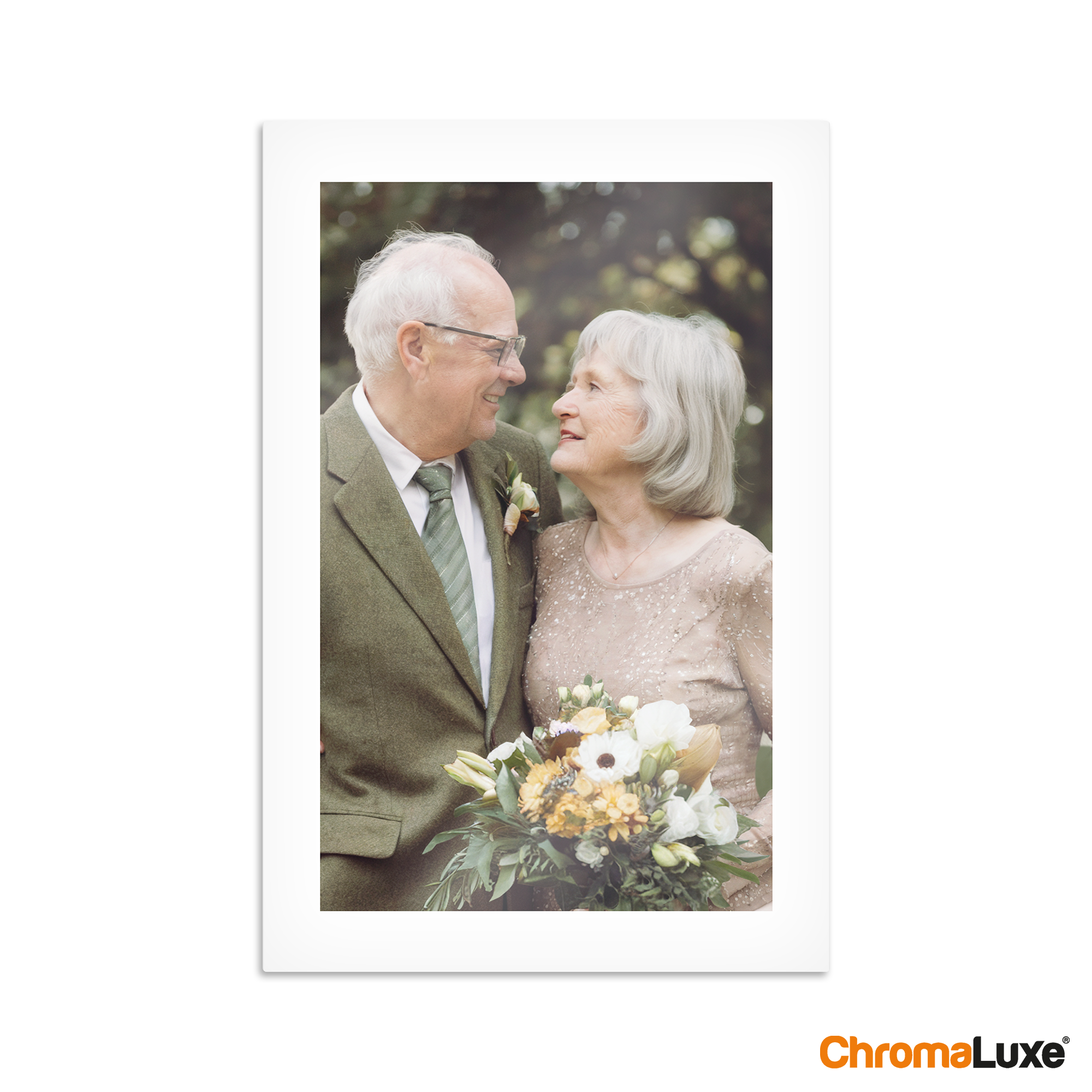 ChromaLuxe aluminium fotopaneel bedrukt met foto van gelukkig ouder echtpaar met boeket