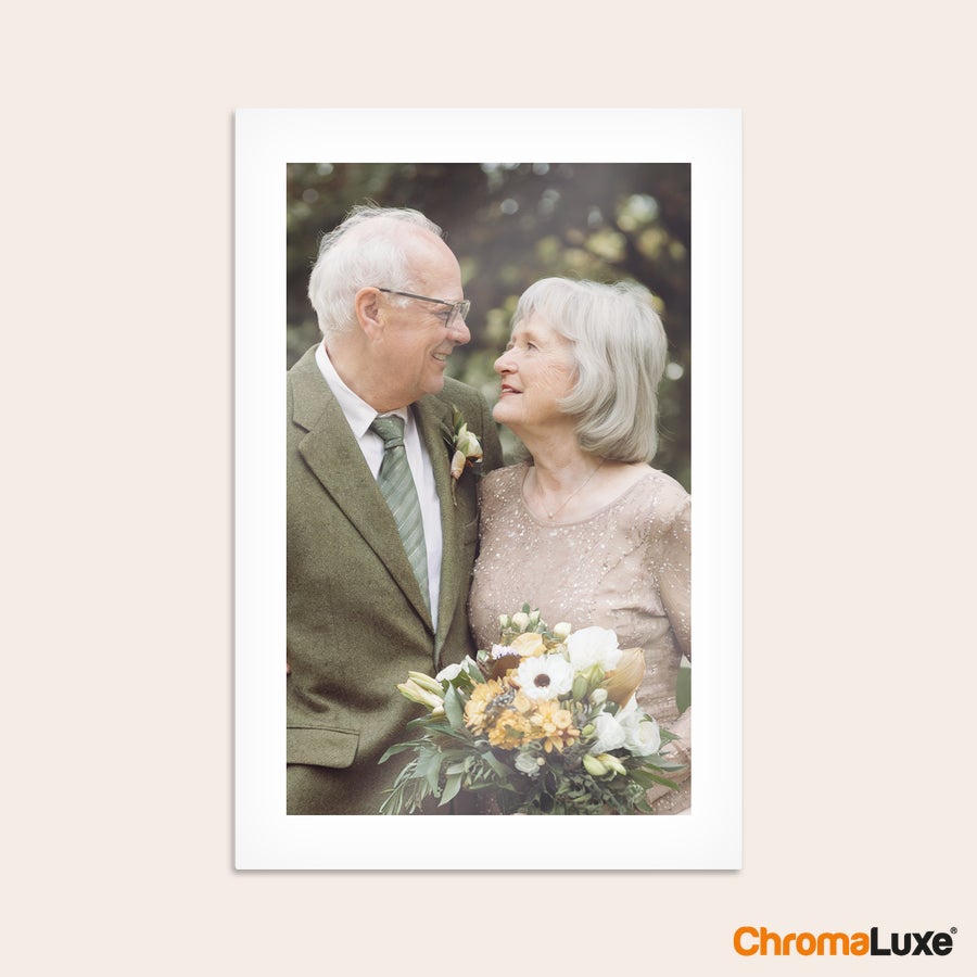 Foto auf Alu Fototafel mit personalisiertem Foto eines älteren Paares, die sich ansehen und Blumen halten.