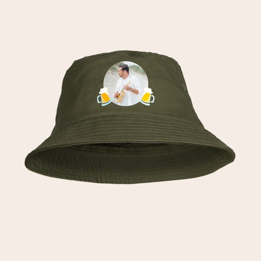 Bucket hat bedrukken Donkergroene zonnehoed met persoonlijke fotoprint van man met ukelele en twee bierpullen, voor wie laat jij deze bedrukken?