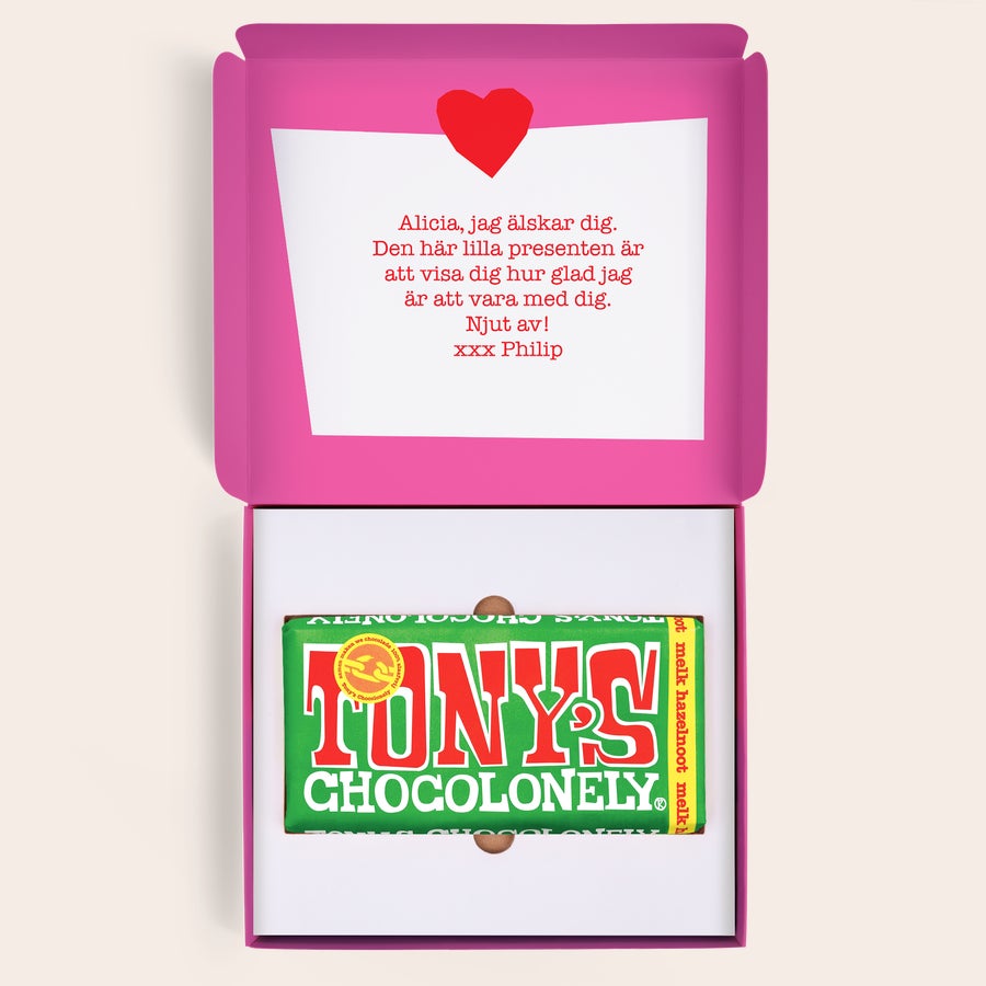 Tony's Chocolonely Presentask Tony's Chocolonely Hasselnöt med personlig text Alicia, jag älskar dig från Philip i rosa presentförpackning
