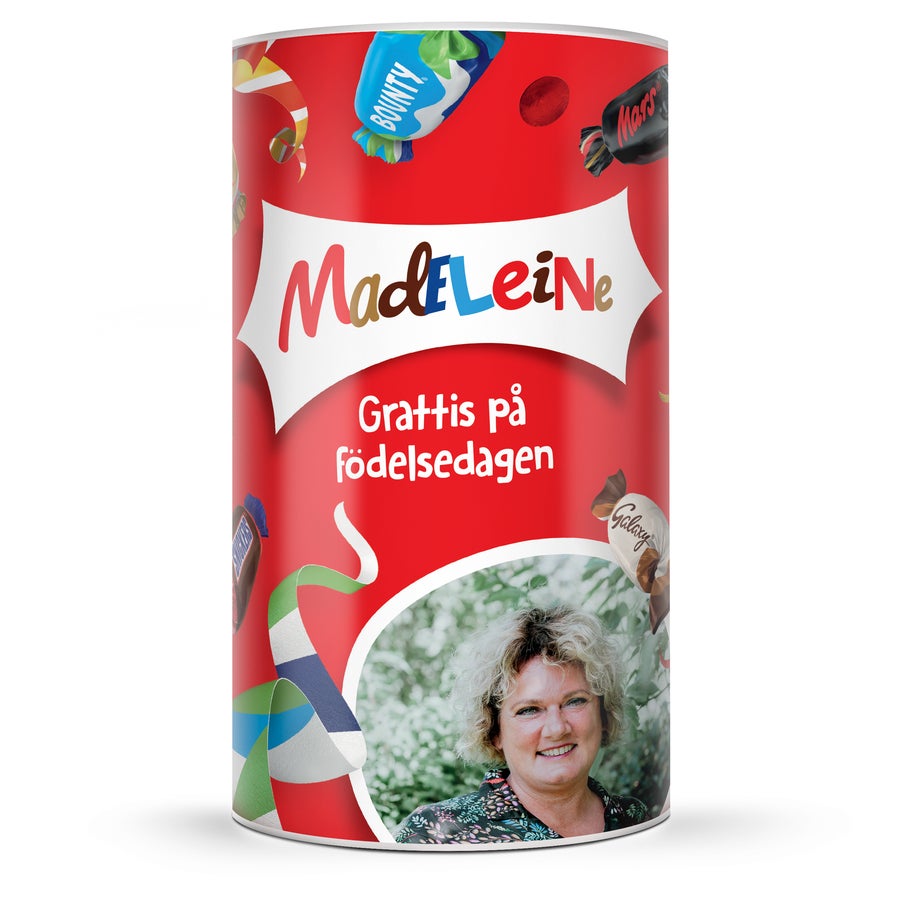 Personligt Celebrations-rör Personligt Celebrations-rör med texten Madeleine och Grattis på födelsedagen, tryckt med ett foto av en leende kvinna.