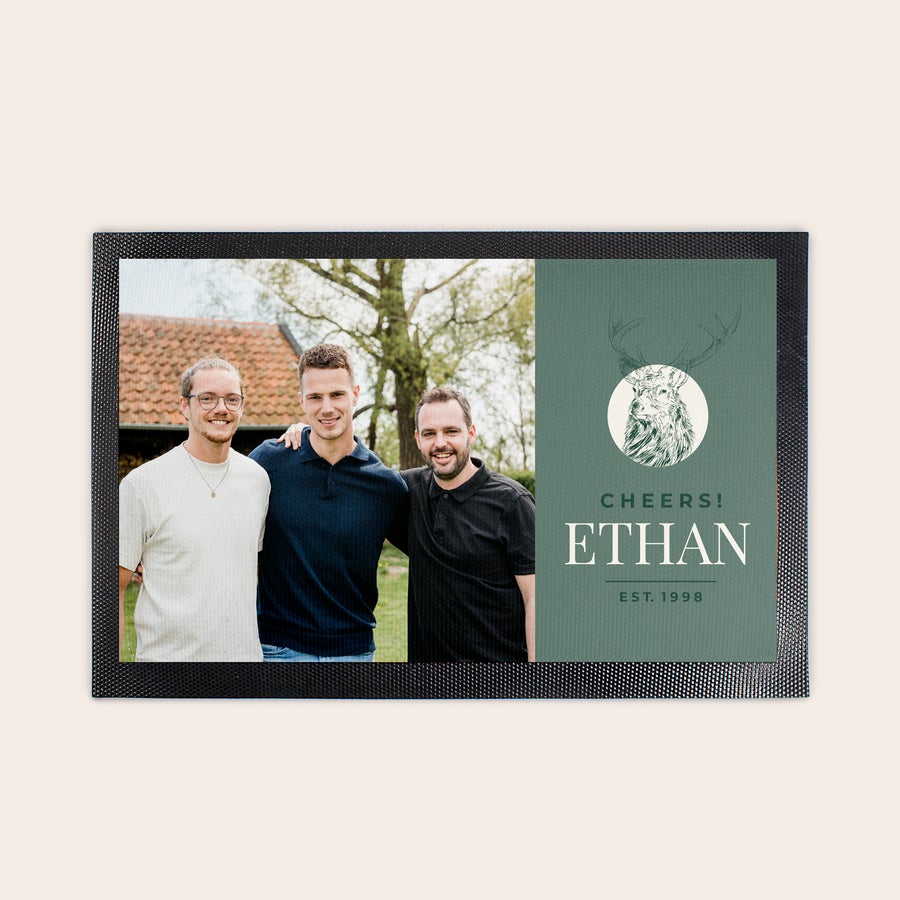 Baarimatto painatuksella Baarimatto painetulla kuvalla kolmesta miehestä ja tekstillä CHEERS! ETHAN EST. 1998, Yllätä ainutlaatuisella baarimatolla, johon olet painattanut suosikkikuvan.