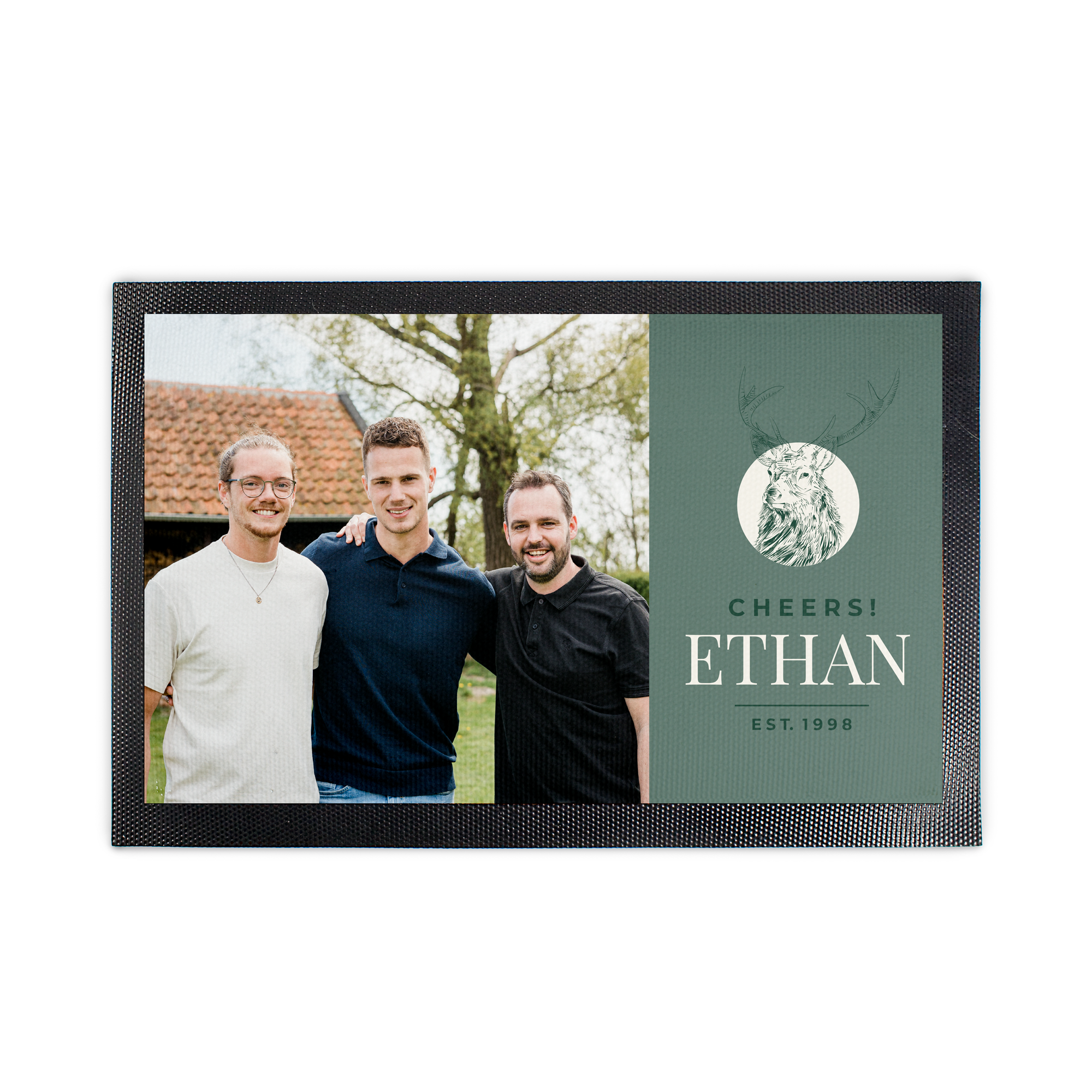 Personlig glidende barrunner med trykt foto af tre mænd, et logo af en hjort og teksten CHEERS ETHAN EST 1998