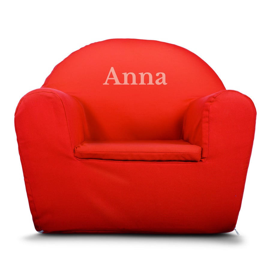 Fauteuil enfant rouge personnalisé avec prénom imprimé Anna sur le dossier