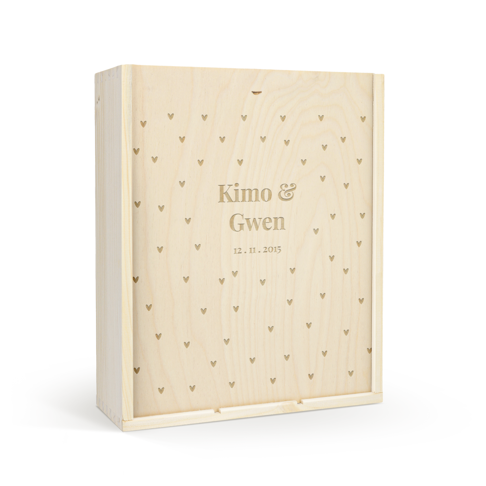 Houten wijnpakket met gegraveerde deksel, gepersonaliseerd met de namen Kimo & Gwen en de datum 12-11-2015, omringd door hartjes.