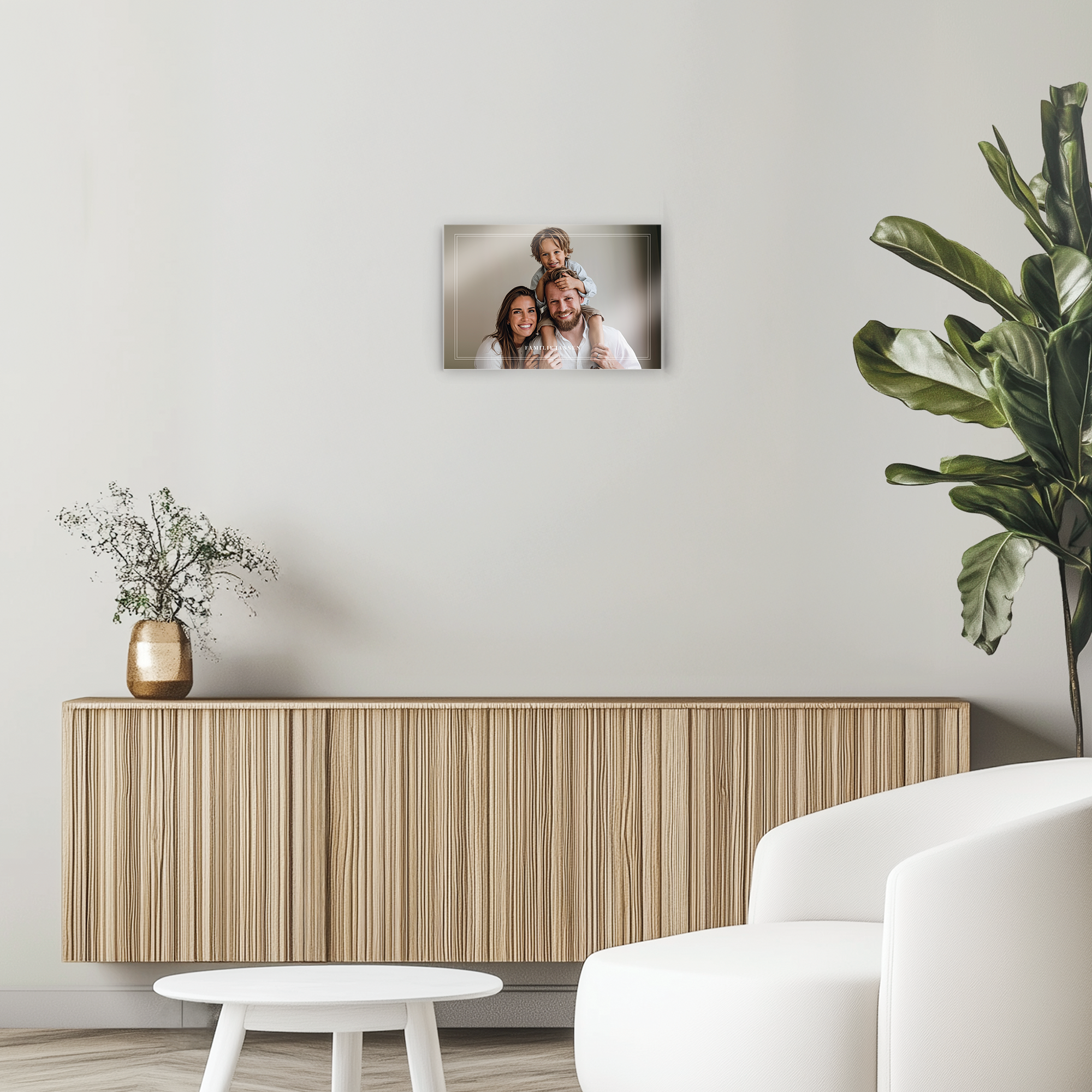 Rechthoekige foto op plexiglas met een familiefoto en witte omlijsting, gepersonaliseerd met eigen foto.