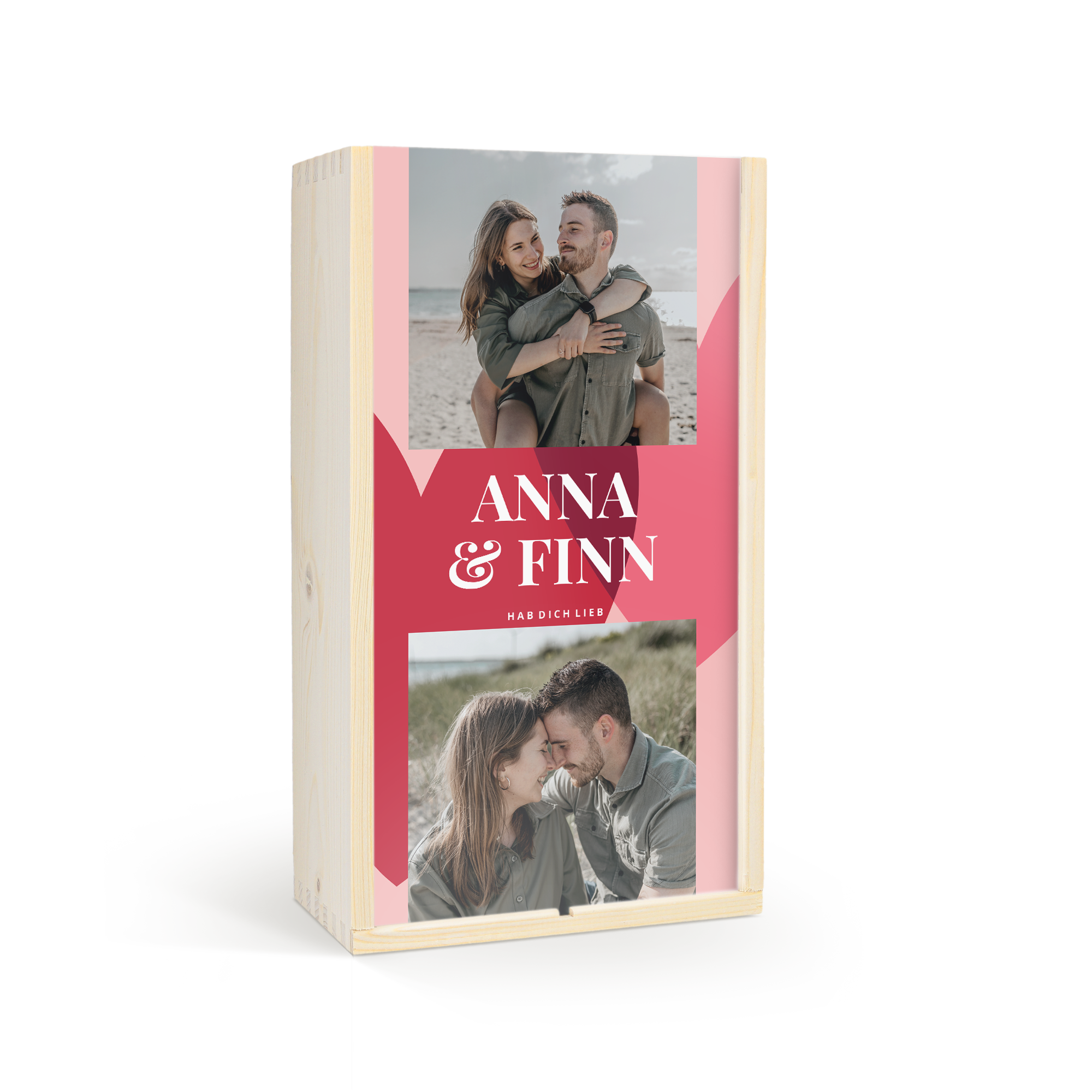 Luxuriöses Wein Geschenkset Belvy in Holzkiste, bedruckt mit zwei Fotos eines Paares, den Namen Anna & Finn und dem Text Hab dich lieb