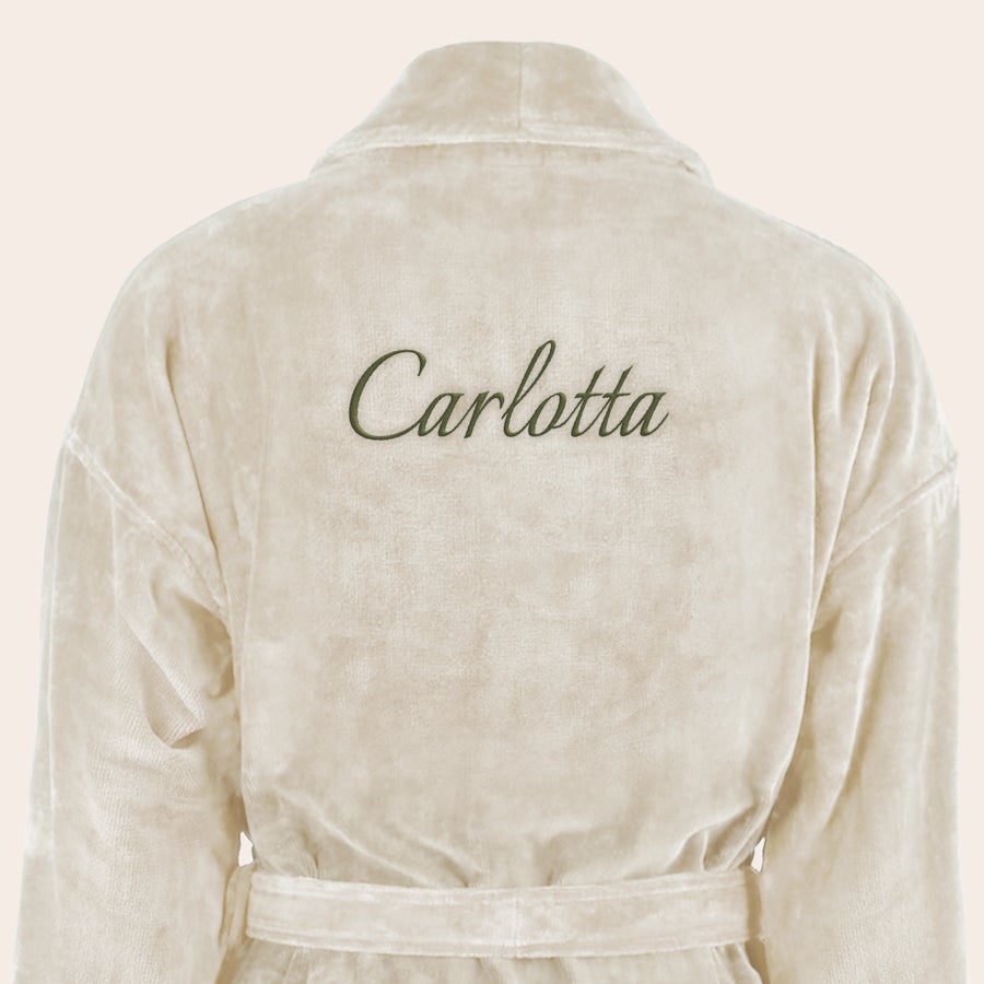 Bademantel Damen mit Namen Cremefarbener Bademantel mit Schalkragen und dem Namen Carlotta in Grün auf den Rücken gestickt. Ihr eigener Bademantel mit Namen bestickt