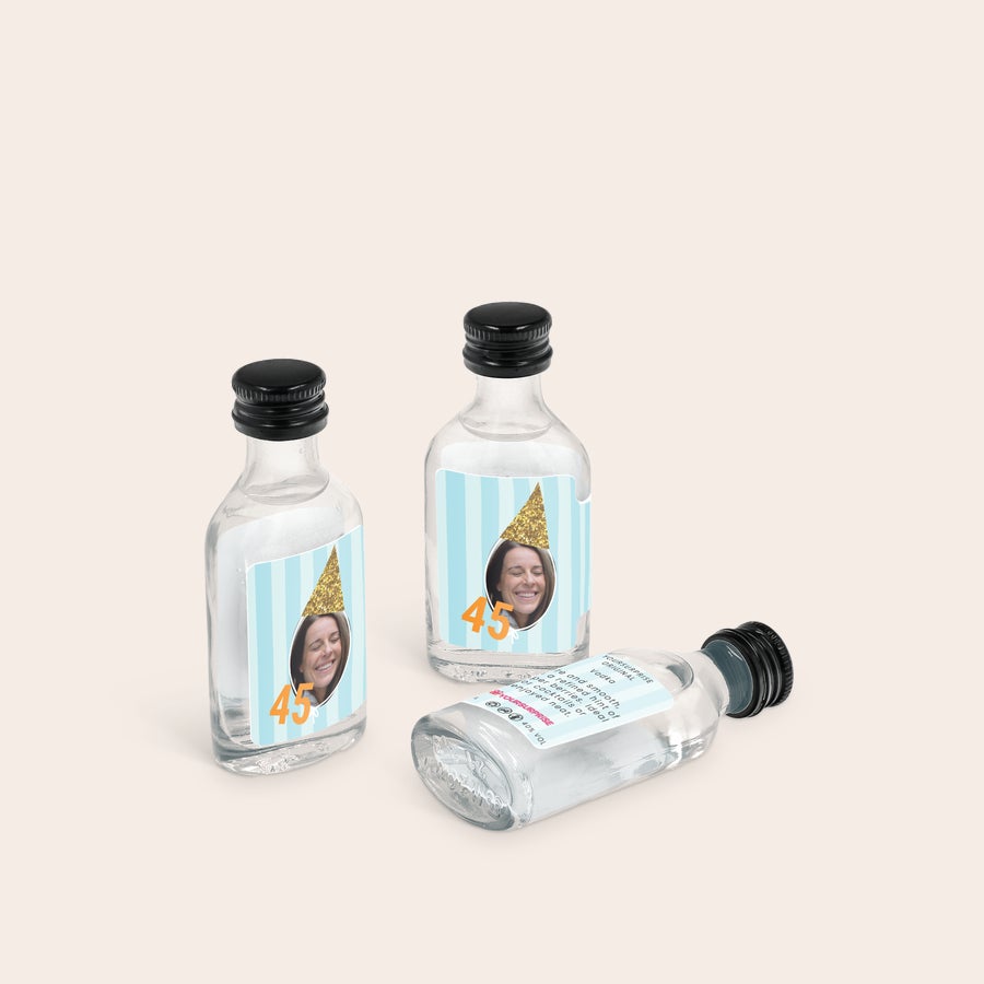 Mini flesjes drank personaliseren Drie mini wodka flesjes met geprinte gepersonaliseerde etiketten, versierd met een foto en leeftijd 45.