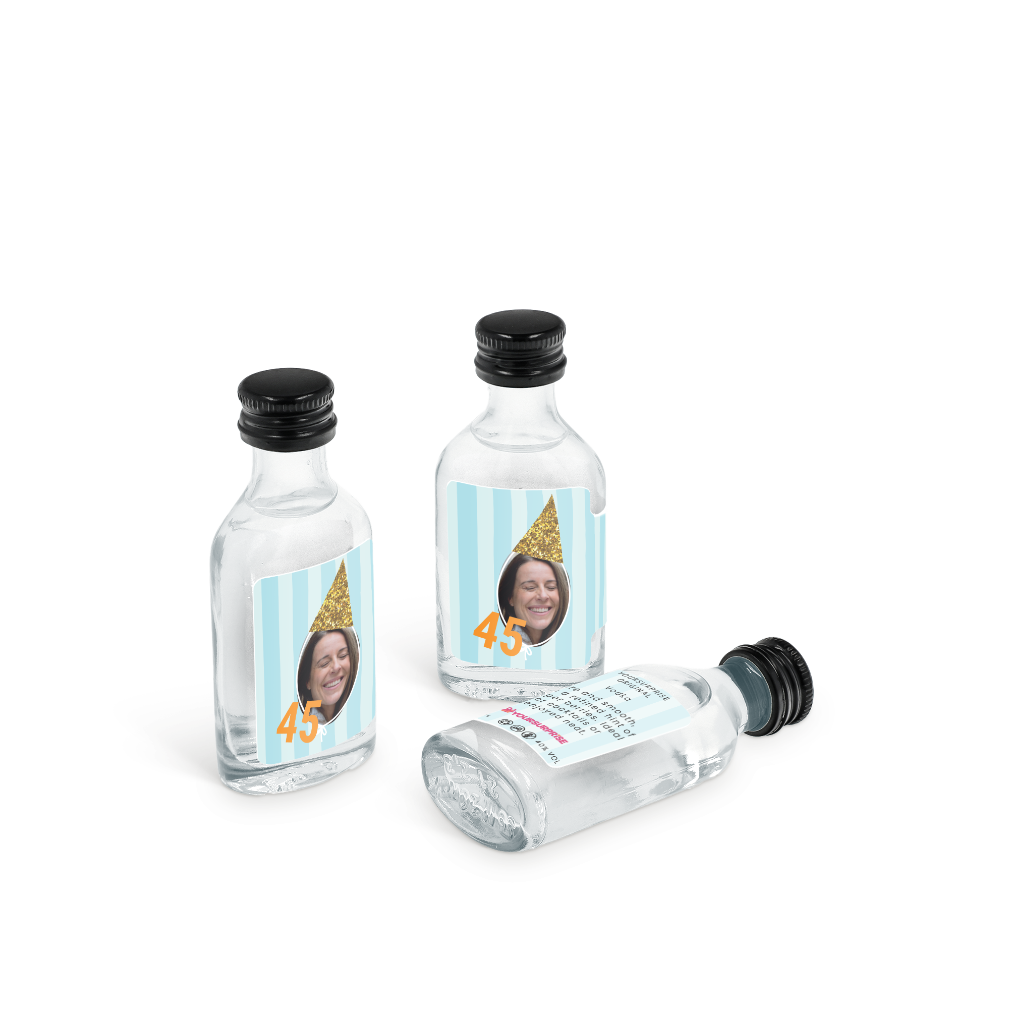 Tre mini bottiglie di vodka personalizzate con foto di donna sorridente, numero 45 e cappello da festa, per creare una collezione unica di Mini Vodka appositamente per loro.