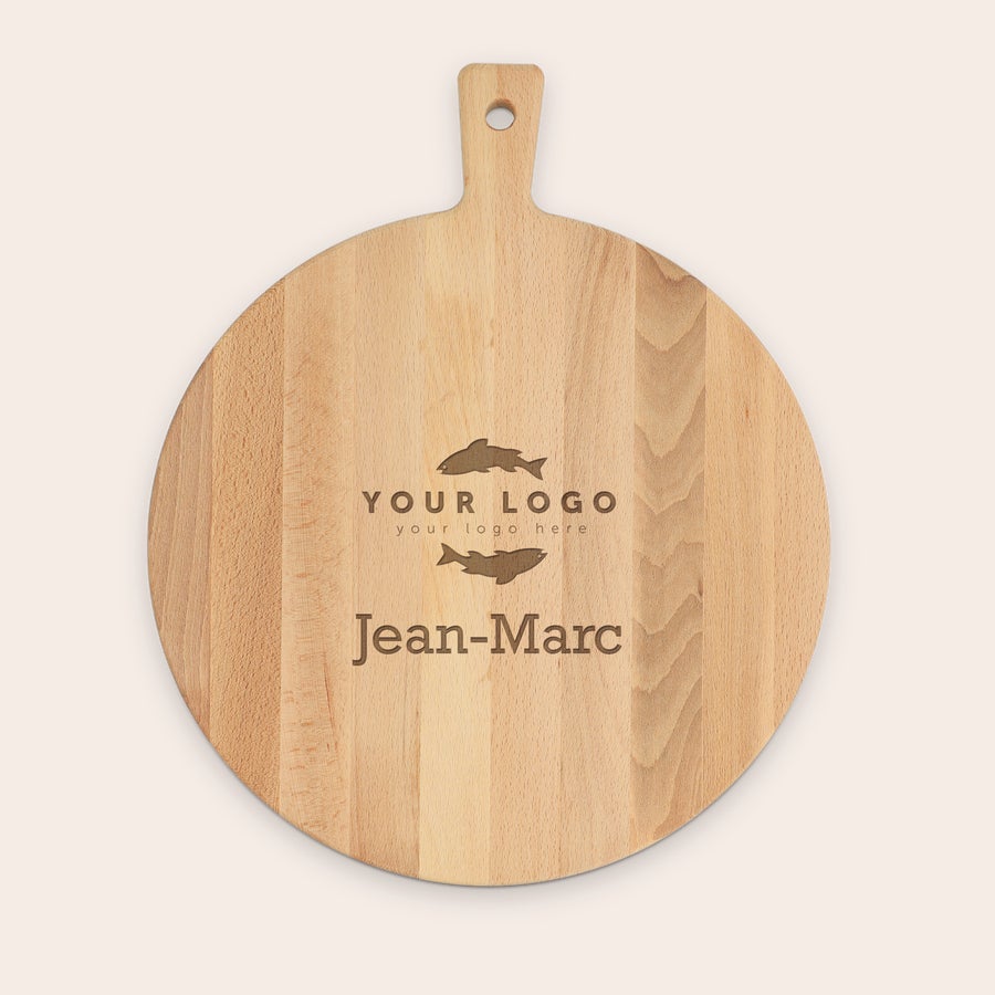 Une planche à pizza personnalisée - en hêtre - ronde - avec gravure Planche à pizza personnalisée en bois clair gravée Your Logo et Jean-Marc avec des poissons
