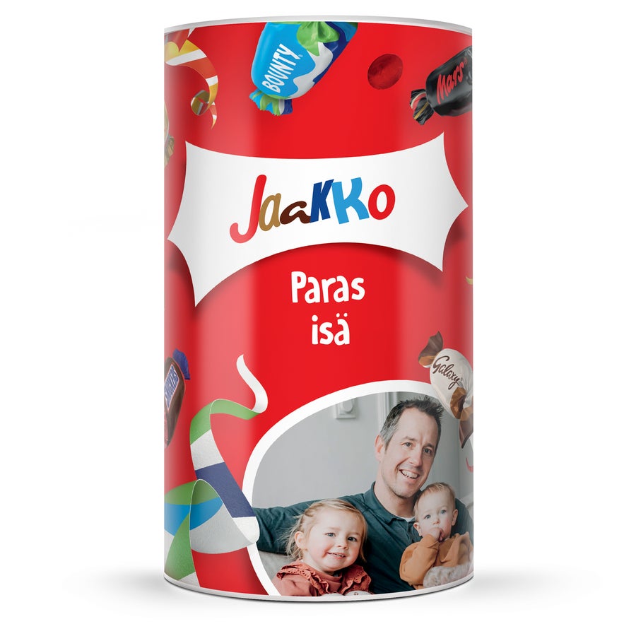 Suklaakarkit tuubissa - Celebrations Punainen yksilöitävä tuubi suklaakonvehteja, jossa on painettu kuva isästä ja lapsista sekä teksti Jaakko Paras isä