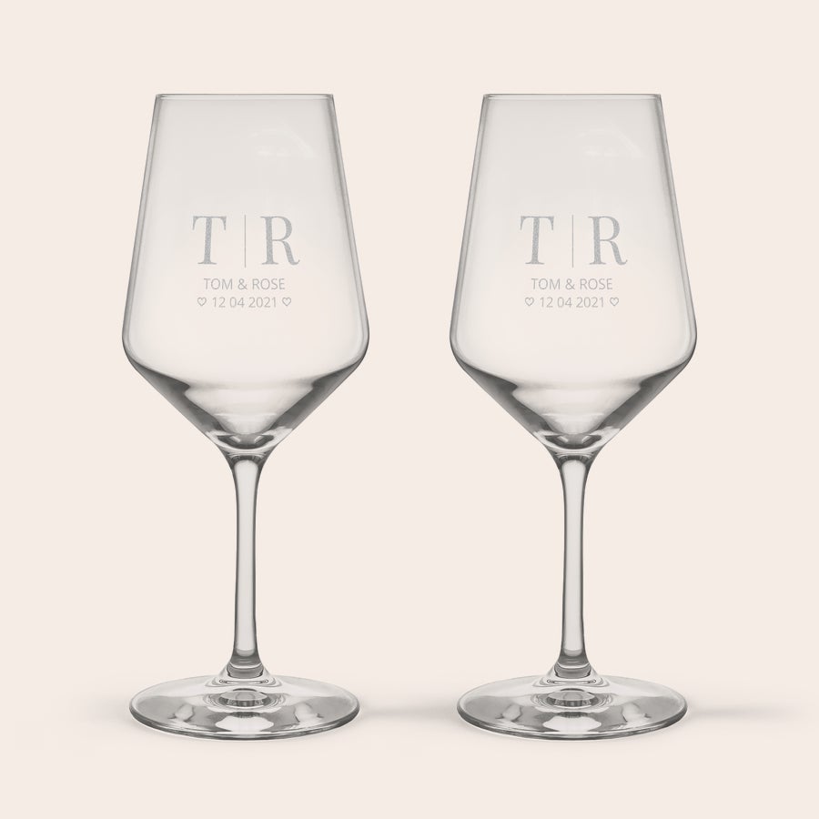 Kozarec - rdeče vino Dva personalizirana kristalna kozarca za vino z vgraviranima inicialkama in imenoma Tom & Rose ter datumom 12.04.2021