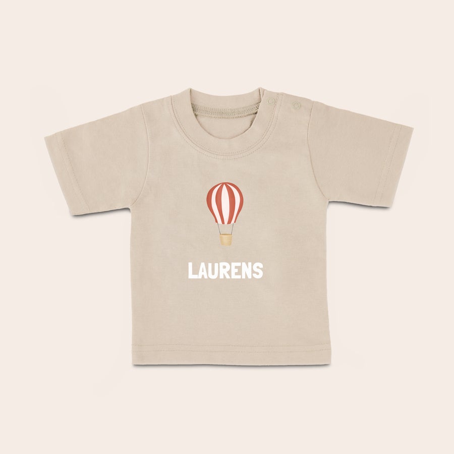 Baby shirt bedrukken Natuurkleurig baby shirt bedrukt met een rode luchtballon en de naam Laurens, een uniek baby shirt met naam