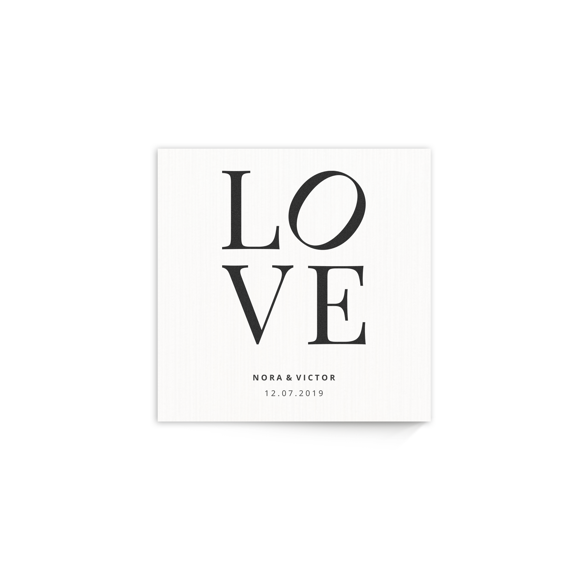 Tryck på trä med texten LOVE och namnen Nora Victor samt datumet 12.07.2019
