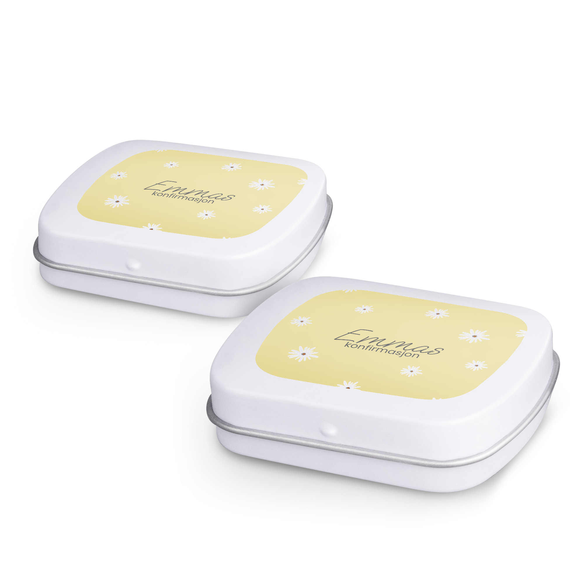 To personlige peppermyntebokser med lys gul topp, tusenfrydmønster, og teksten "Emmas konfirmasjon" trykt på lokket.