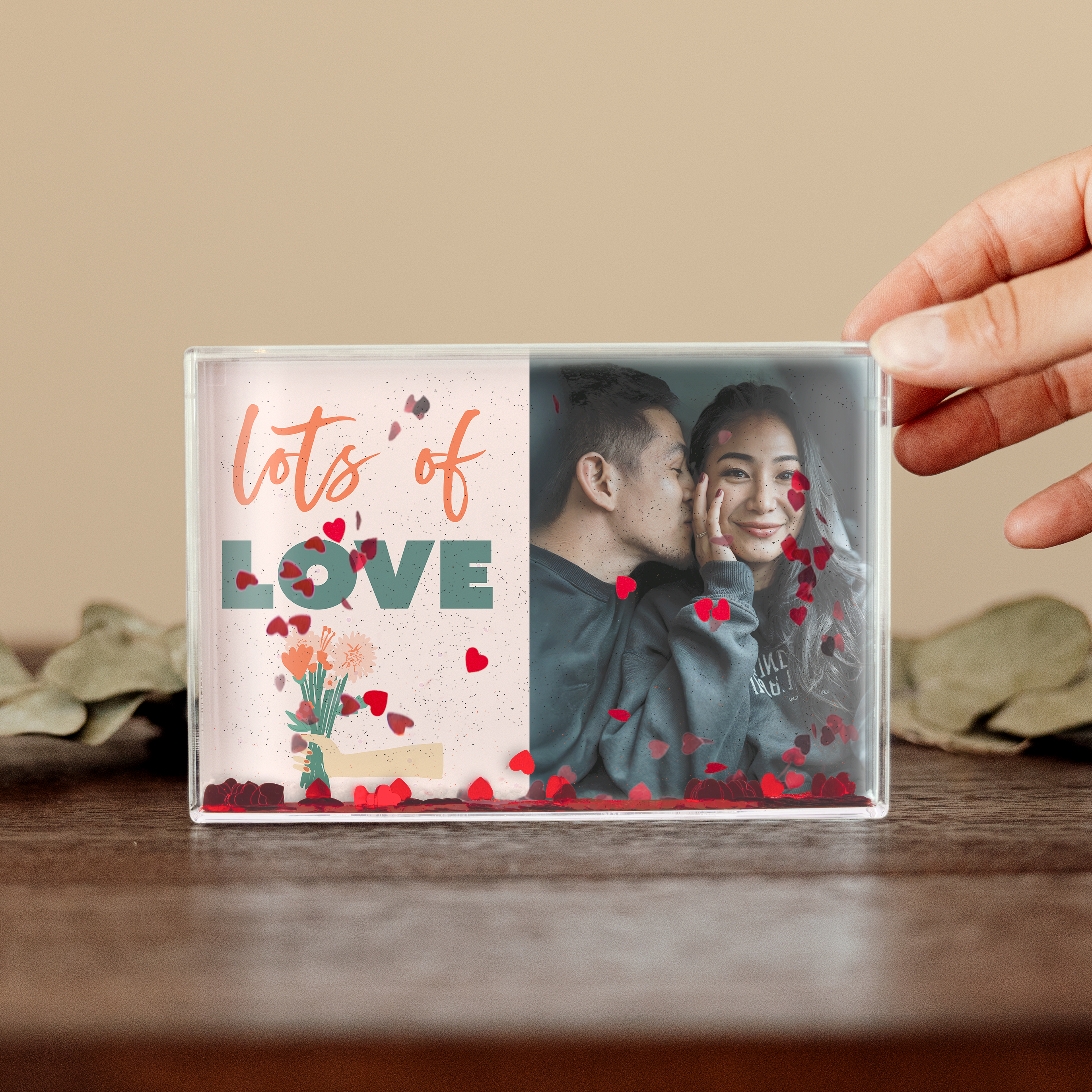 Personalisierte Schneekugel mit Foto und Herzchen Füllung, bedruckt mit "lots of love" und Paarbild.