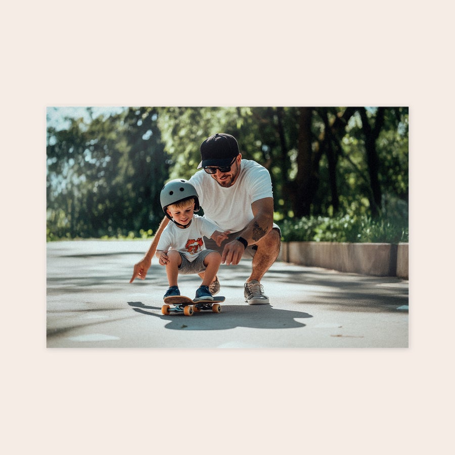 Foto på skumplate Forex-bilde trykket med et personlig foto av far og sønn på skateboard.